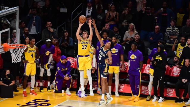 CCTV5在线直播-神射关键三分改变比赛走向 2连胜！湖人立命靠防守