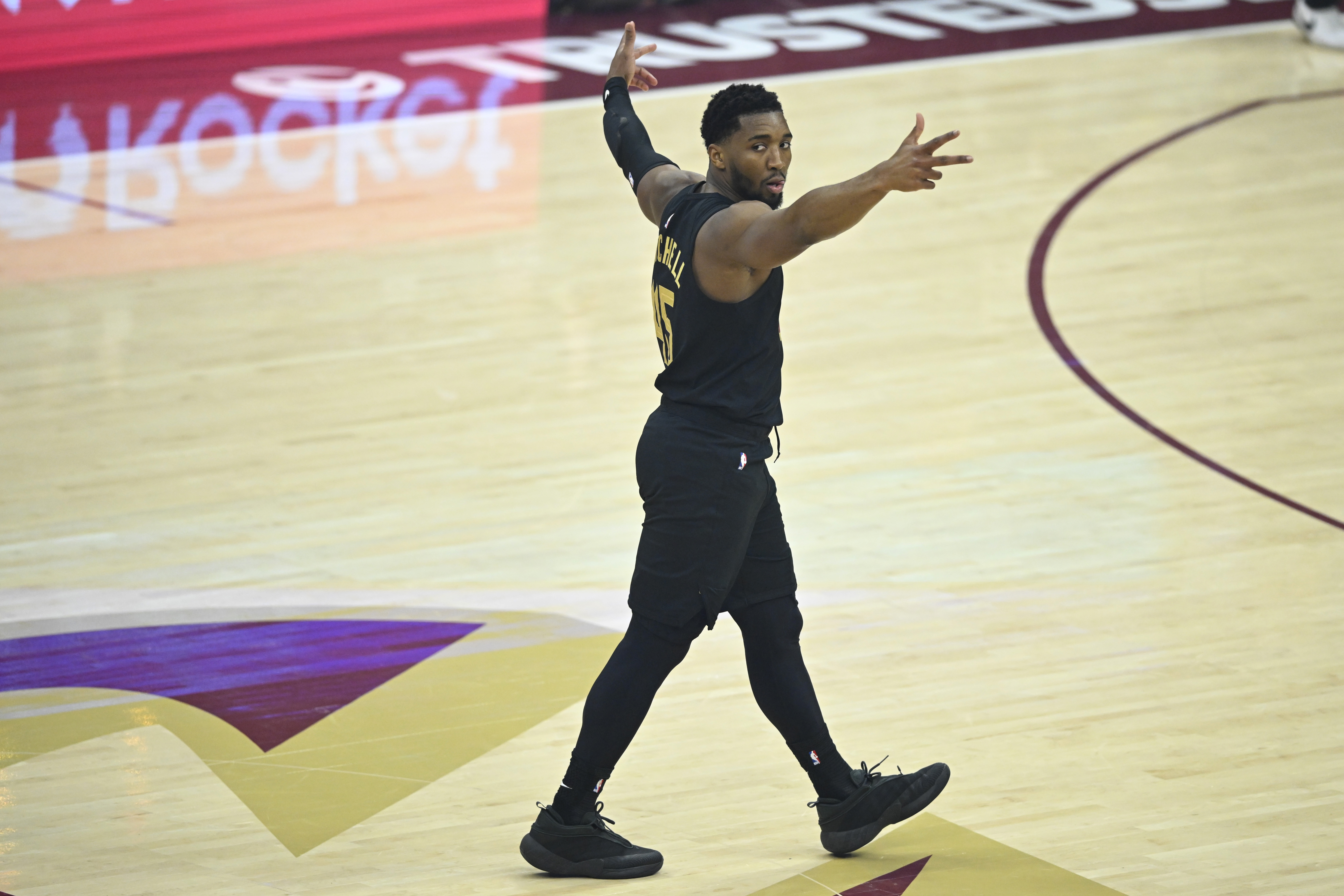 足球直播-米切尔用600场突破生涯15000分 现役第三快&amp;仅次于詹姆斯杜兰特